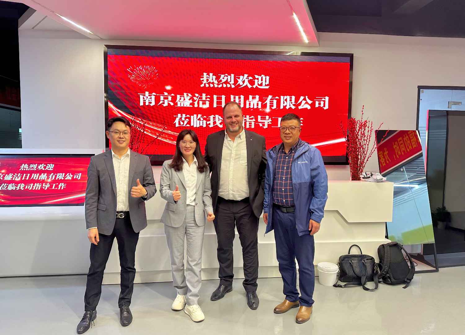 國際合作伙伴深度考察，共謀發(fā)展 —— 外國客戶訪問久信達(dá)科技生產(chǎn)車間(圖1)